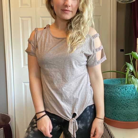 COLD SHOULDER COMFY FROMT TIE SHIRT - Picture 2 of 4